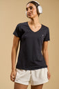 9246 - Remera escote en V Essential (fw)