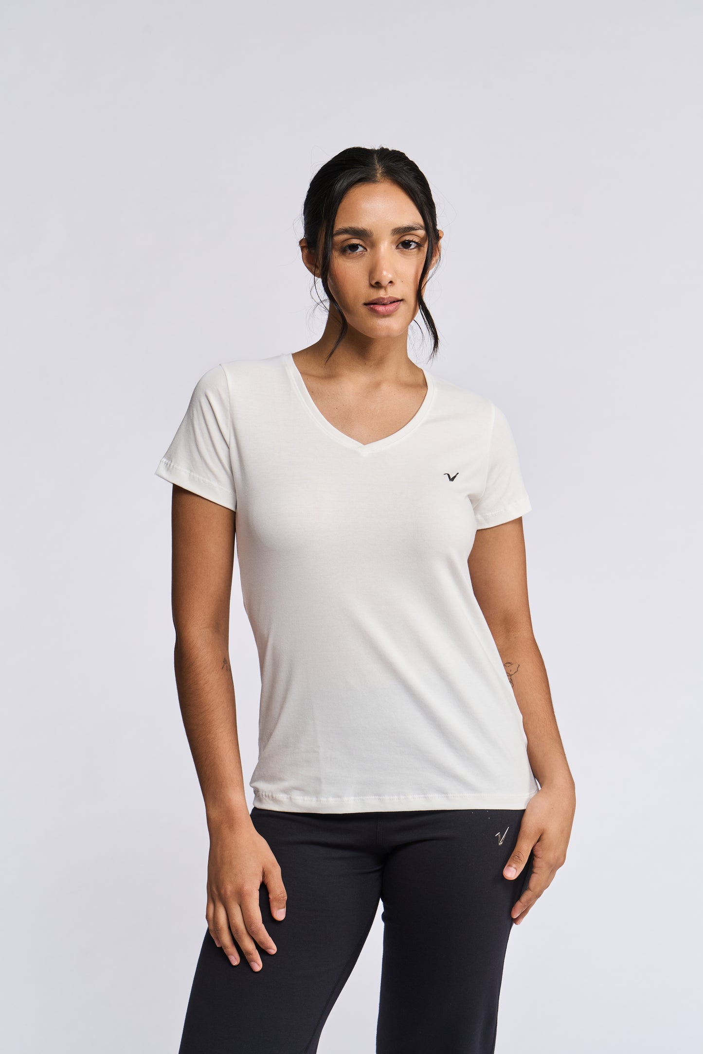 9246 - Remera escote en V Essential