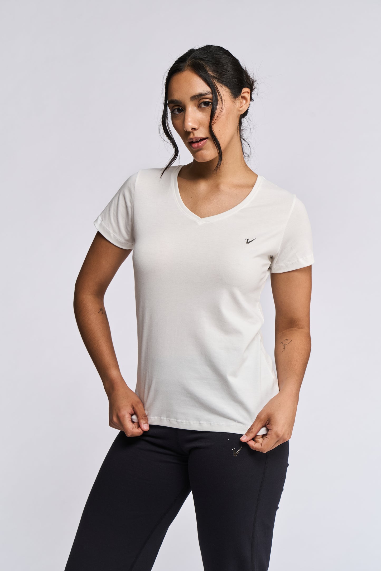 9246 - Remera escote en V Essential